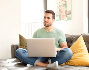 Yakışıklı bir adam üzgün, üzgün ya da kızgın. Olumsuz bir tavır sergiliyor, anlaşmazlık içinde kaşlarını çatıyor.