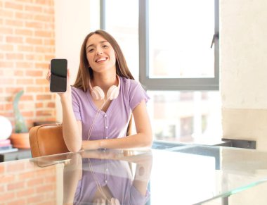 Güzel bir kadın mutlu ve hoş bir şekilde şaşırmış görünüyor. Büyülenmiş ve şok olmuş bir ifadeyle heyecanlanıyor.