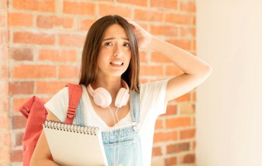 Stresli, endişeli, endişeli ya da korkmuş hissediyorum, ellerim başımda, yanlışlıkla panikliyorum.