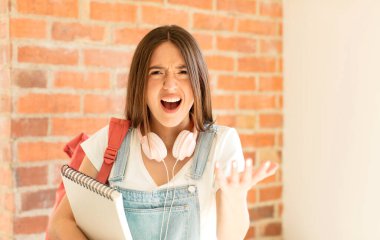 Kızgın, sinirli ve hayal kırıklığına uğramış görünüyorsun. Senin neyin var? 