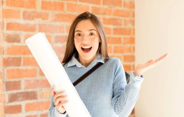 Güzel bir mimar kendini mutlu, heyecanlı, şaşırmış ya da şaşırmış hisseder. İnanılmaz bir şeye gülümser ve şaşırır.