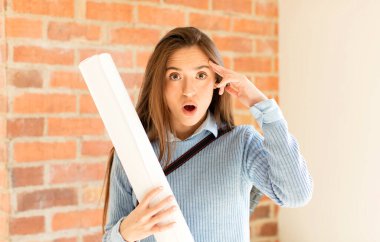 Güzel mimar şaşırmış, ağzı açık, şok olmuş, yeni bir düşünce, fikir ya da konsept keşfediyor.