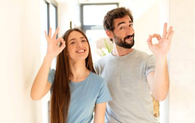 Genç çift mutlu, rahat ve tatmin olmuş hissediyordu. Onaylarını gösteriyorlardı.