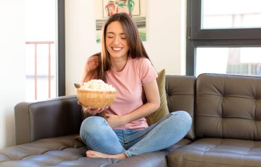 Komik bir şakaya yüksek sesle gülmek, mutlu ve neşeli hissetmek, eğlenmek.