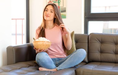 Kibirli, başarılı, pozitif ve gururlu görünüyor, kendini gösteriyor.