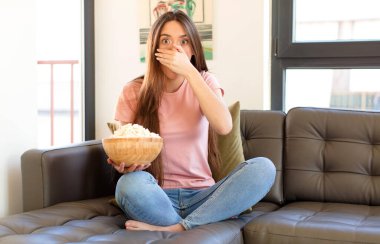 Şok olmuş, şaşırmış bir ifadeyle ağzı kapalı, sır saklayan ya da 