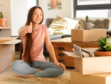 Tatmin olmuş, kendine güvenen, dostça gülümseyen ve seni seçen güzel bir kadın.