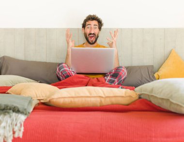 Genç sakallı adam elleri havada bağırıyor. Öfkeli, sinirli, stresli ve üzgün.