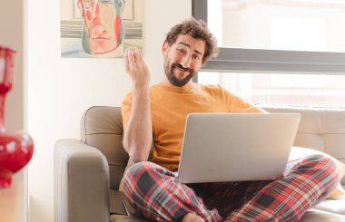 Genç sakallı adam sana borcunu ödemeni söyleyerek kapiş ya da para hareketi yapıyor! Ve bir dizüstü bilgisayarla oturuyor.