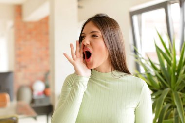 Güzel bir kadın öfkeyle ve yüksek sesle bağırarak kenardaki boşluğu kopyalamasını söylüyor.