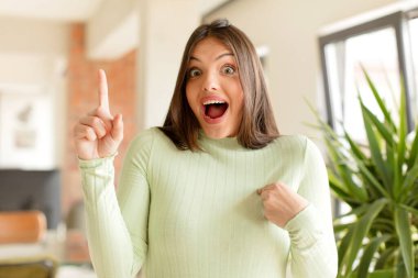 Güzel bir kadın gururlu ve şaşırmış hisseder, kendine güvenir, kendini bir numara gibi hisseder.