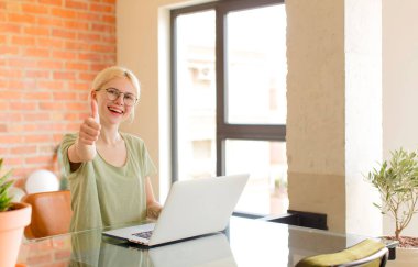 Güzel bir öğrenci gururlu, tasasız, kendinden emin ve mutlu, olumlu gülümsüyor.