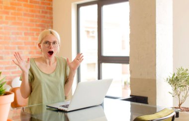 Güzel öğrenci mutlu, heyecanlı, şaşırmış ya da şaşırmış, gülümseyen ve hayrete düşmüş.