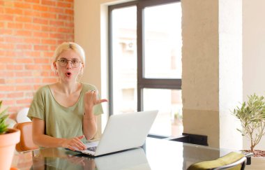 Güzel öğrenci inançsızlıktan şaşkın şaşkın bakıyor, yan taraftaki objeyi işaret ediyor ve diyor ki: