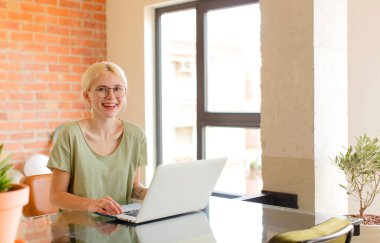 Güzel öğrenci mutlu ve hoş bir şekilde şaşırmış, büyülenmiş ve şok olmuş bir ifadeyle heyecanlanmış.