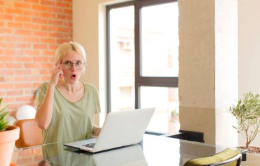 Güzel bir öğrenci şaşırmış, ağzı açık, şok olmuş, yeni bir düşünce, fikir ya da konsept keşfediyor.