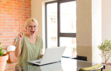 Güzel öğrenci bir fikri fark ettikten sonra mutlu ve heyecanlı bir dahi gibi hissediyor. Neşeli bir şekilde parmağını kaldırıyor.!