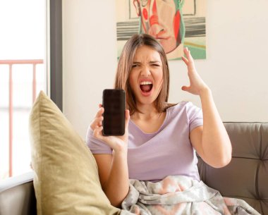 Güzel bir kadın elleri havada bağırıyor. Öfkeli, sinirli, stresli ve üzgün.