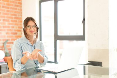 Arkadaşça gülümseyen, kendine güvenen, olumlu bakışlı, bir nesne veya konsept sunan ve gösteren bir pazarlamacı.