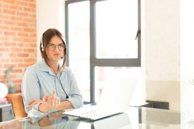 Tele-pazarlamacı sinirli, sinirli, isyankar ve agresif hissediyordu. Orta parmağını sallayarak karşılık veriyordu.
