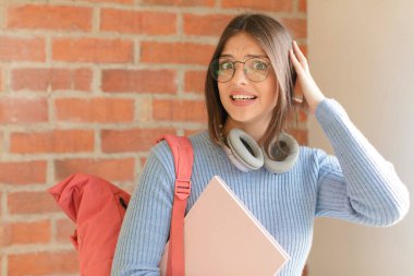 Güzel bir öğrenci kendini stresli, endişeli, endişeli ya da korkmuş hisseder, elleri başının üstünde, hata yaptığında paniğe kapılır.
