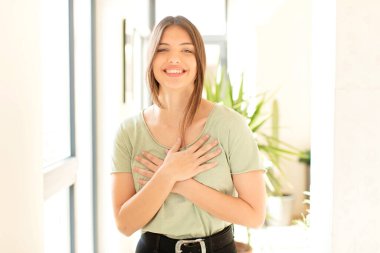 Güzel bir kadın komik bir şakaya yüksek sesle gülüyor, mutlu ve neşeli hissediyor, eğleniyor.