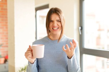 Güzel bir kadın sinirli, sinirli ve hayal kırıklığına uğramış görünüyor. Senin neyin var? 