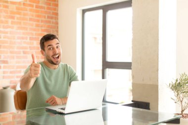 Yakışıklı, gururlu, tasasız, kendinden emin ve mutlu, olumlu gülümseyen bir adam.