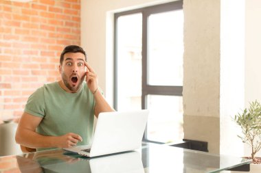 Yakışıklı adam şaşırmış, ağzı açık, şok olmuş, yeni bir düşünce, fikir ya da konsept keşfediyor.