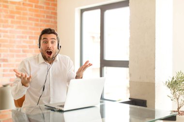 Yakışıklı pazarlamacı ağzı açık ve şaşırmış, şok olmuş ve hayrete düşmüş inanılmaz bir sürprizle