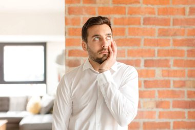 Yakışıklı iş adamı sıkılmış, hayal kırıklığına uğramış ve uykulu hissediyor. Yorucu, sıkıcı ve can sıkıcı bir işin ardından, el ele tutuşarak.