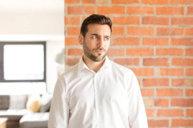 Yakışıklı iş adamı üzgün, üzgün ya da kızgın hissediyor ve olumsuz bir tavır takınıyor, anlaşmazlık içinde kaşlarını çatıyor.