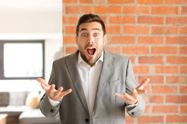 Yakışıklı iş adamı son derece şaşkın ve şaşırmış, endişeli ve panik içinde, stresli ve dehşete düşmüş bir bakışla