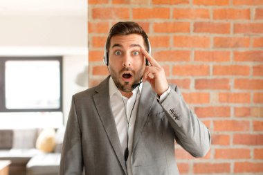 Yakışıklı pazarlamacı şaşırmış, ağzı açık, şok olmuş, yeni bir düşünce, fikir ya da konsept keşfediyor.