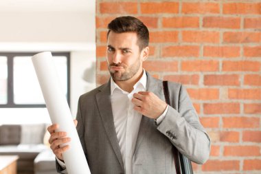 Yakışıklı mimar kibirli, başarılı, pozitif ve gururlu görünüyor.