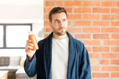 Yakışıklı bir adam üzgün, üzgün ya da kızgın. Olumsuz bir tavır sergiliyor, anlaşmazlık içinde kaşlarını çatıyor.