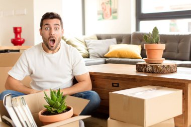 Yakışıklı adam çok şaşırmış ya da şaşkın görünüyor, ağzı açık bir şekilde 