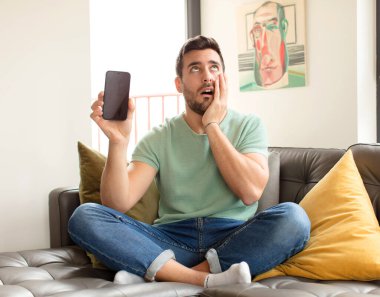 Yakışıklı adam sıkılmış, hayal kırıklığına uğramış ve uykulu. Yorucu, sıkıcı ve can sıkıcı bir işten sonra, el ele tutuşarak.