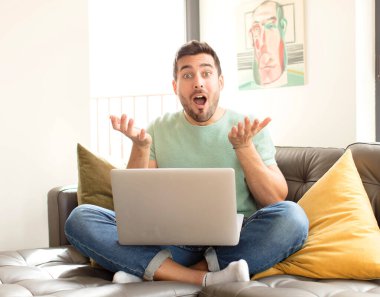 Yakışıklı bir adam son derece şok olmuş ve şaşırmış, endişeli ve paniklemiş, stresli ve dehşete kapılmış görünüyor.