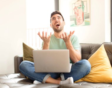 Yakışıklı adam umutsuz ve sinirli görünüyor, stresli, mutsuz ve sinirli, bağırıyor ve çığlık atıyor.