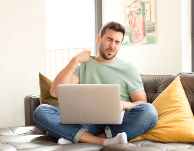 Yakışıklı bir adam stresli, endişeli, yorgun ve hayal kırıklığına uğramış, gömleğini çekiştirmiş, sorunlu görünüyor.