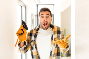 Becerikli, ağzı açık ve şaşırmış, şok olmuş ve hayretler içinde kalmış.