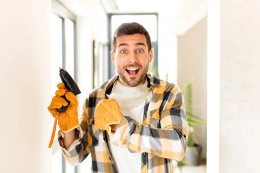 Becerikli, mutlu, pozitif ve başarılı hisseden, bir meydan okumayla karşılaştığında motive olan ya da iyi sonuçları kutlayan