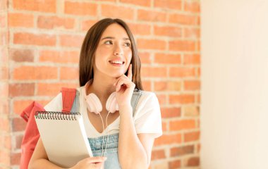 Gülümseyerek mutlu ve hayal kurarak ya da şüphe duyarak, yan tarafa bakarak