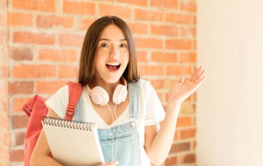 Mutlu, heyecanlı, şaşırmış ya da şok olmuş, gülümseyen ve hayrete düşmüş.