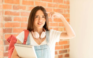 Kafan karışık ve şaşkın, deli, deli ya da aklını kaçırmış olduğunu gösteriyorsun.