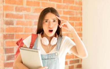 Şaşırmış, ağzı açık, şok olmuş, yeni bir düşünce, fikir ya da konsept keşfediyor.