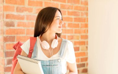 Profil görünümünde ilerideki boşluğu kopyalamak, düşünmek, hayal etmek veya hayal kurmak