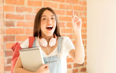 Bir fikri fark ettikten sonra mutlu ve heyecanlı bir dahi gibi hissetmek, neşeli bir şekilde parmak kaldırmak, eureka!