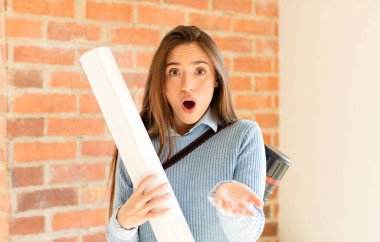 Güzel mimar ağzı açık ve şaşırmış, şok olmuş ve hayrete düşmüş inanılmaz bir sürprizle